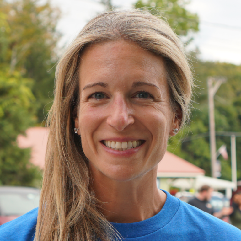 Headshot of Julia Descoteaux